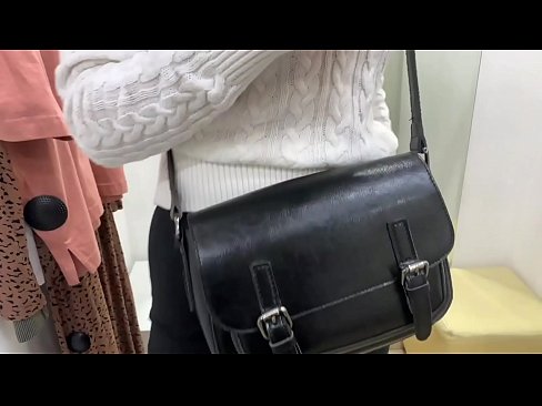 ❤️ Javna masturbacija mlade kujice FeralBerry s dildom u sobi za mjerenje Domaći porno kod nas ☑